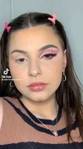 Make Up For Barbie, Cute Eye Looks Eyeshadows, Simple Makeup Looks With Color, Karol G Makeup Ideas, Awesome Makeup Looks, Pink Eyeshadow For Hooded Eyes, Pink Makeup Rhinestones, Rbd Concert Makeup, Pink Eye Makeup With Rhinestones