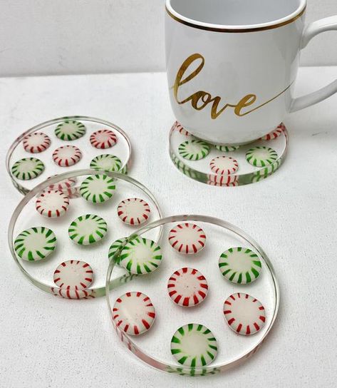 Christmas Crafts Resin, Christmas Epoxy Coasters, Resin Crafts Christmas Gift Ideas, Christmas Coaster Ideas, Resin Ideas To Sell Christmas, Holiday Resin Crafts, Epoxy Resin Coasters Diy, Resin Christmas Coasters, Christmas Resin Art