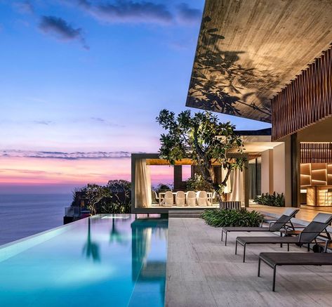 “An infinity pool & outdoor dining room with hard-to-beat ocean views. This contemporary cliff edge home was designed by @_saota…” Shaped House, Architect Student, Timber Roof, Genius Loci, General Contracting, Vernacular Architecture, Modern Mansion, Bohol, Davao