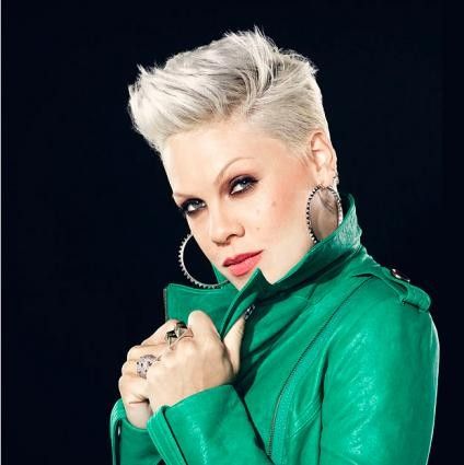 I wish I could pull off P!nk's hair! I don't think so haha P!nk Hairstyles, Pink's Hair, Pink Haircut, Pink Singer, Funky Short Hair, Short Sassy Hair, Short Grey Hair, Edgy Short Hair, Sassy Hair