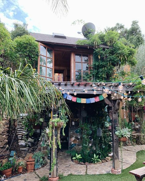 Crunchy House Aesthetic, Hippie House Exterior, Bohemian Home Exterior, Bohemian House Exterior, Hippie House Aesthetic, Commune Living, Hippy Cottage, Earthy House, Hippy House