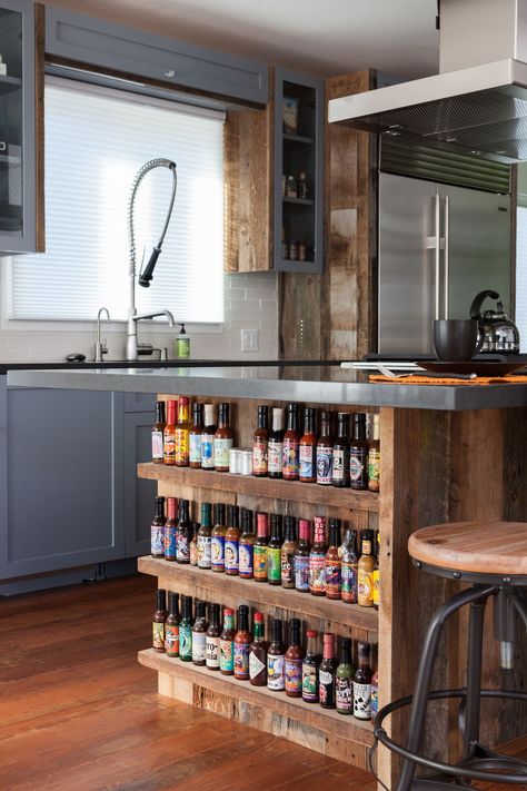 Hot Sauce Display, Sauce Display, Kitchen With Shelves, Kitchen Decorations Ideas, House In The City, Kitsch Kitchen, Upcycled Kitchen, Kitchen Beautiful, Liquor Shop