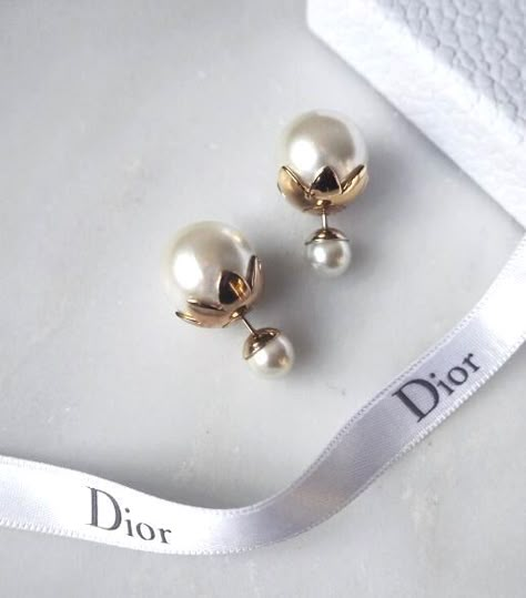 Dior 'Tribales' double pearl earrings Double Pearl Earrings, Horn Pendant Necklace, Diy Ring, Dior Earrings, Dior Jewelry, Father Christmas, Crystal Necklace Pendant, Diy Schmuck, Fashion Jewellery