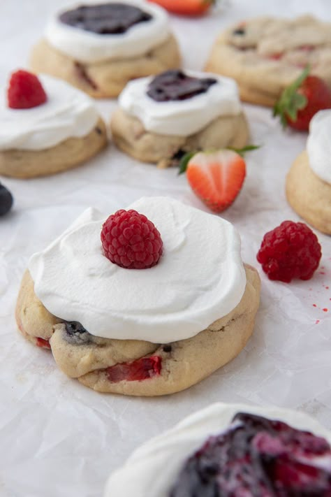 Cookies Crumbl, Crumbl Copycat, Fruity Cookies, Crumble Cookie Recipe, Lifestyle Of A Foodie, Berry Cookies, Berries And Cream, Crumbl Cookies, 2024 Recipes