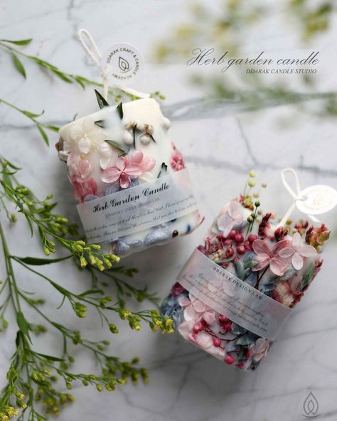 Diy Candles With Flowers, Dried Flower Candles, Diy Candles Homemade, Homemade Scented Candles, Soya Mumu, Candle Projects, Diy Candles Scented, Candle Crafts Diy, Candle Making Business