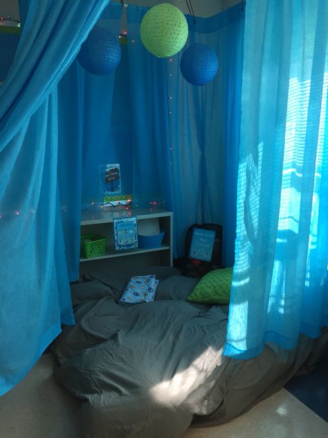 "Cool down zone" Autistic Support Classroom Low Stimulation Room, Sensory Safe Bedroom, Sensory Safe Place, Closet Sensory Room, Bedroom Sensory Ideas, Sensory Space For Adults, Sensory Decorations Classroom, Teenage Sensory Room, Sensory Room Set Up