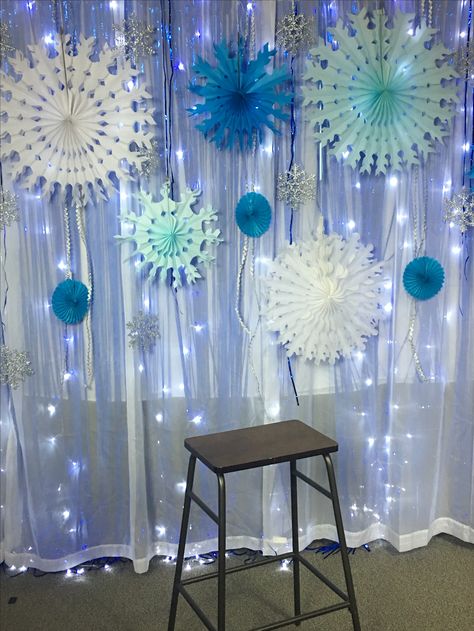 Winter Snowball Dance, Winter Middle School Dance Decorations, Holiday Dance Theme, Winter Snow Ball Dance, Snowflake Photo Backdrop, Winter Themed Dance Ideas, High School Winter Formal Decorations, Winter Wonderland Picture Backdrop, Winter Wonderland School Dance Decorations