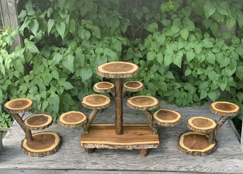 Pie Stand, Wooden Rounds, Rustic Cupcakes, Decoration Buffet, Cupcake Stand Wedding, Lumberjack Party, Cake And Cupcake Stand, Rustic Cake, Dessert Stand