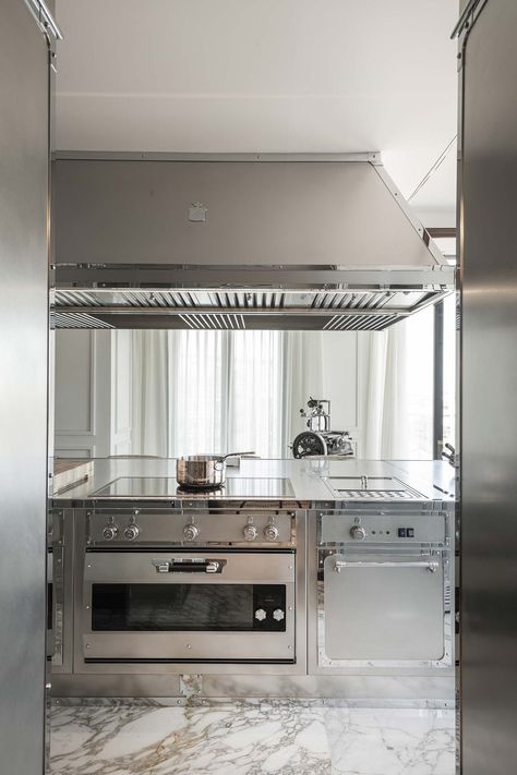 Kitchen Cooking Island, Professional Kitchen Restaurant, Officine Gullo, Parisian Kitchen, Jenner House, Milan Apartment, Kitchen Appliances Luxury, Stainless Kitchen, Chrome Kitchen