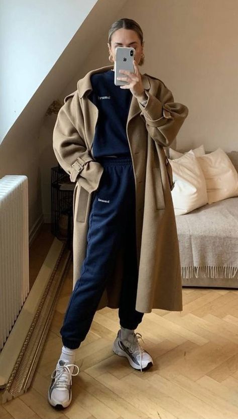 Sweats And Coat Outfit, Peacoat With Hoodie Outfit, Snow Looks For Women, Coat With Hoodie Outfit, Tracksuit Outfit Women Street Styles, Casual Trench Coat Outfit, Tracksuit Outfit Women, Sweatshirt Street Style, Pijamas Women