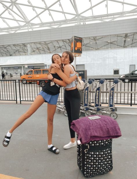 Cute airport pic with bestie Airport Photo Ideas Friends, Vacay With Bestie, Bestie Airport Pics, Cute Airport Pics, Airport With Bestie, Traveling With Bestie, Bestie Travel Pics, Bff Travel Goals, Bestie Vacation Pics