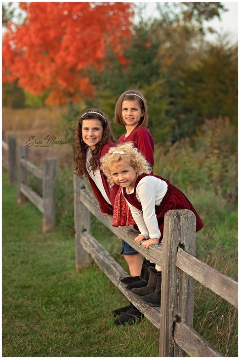 Fall Picture Ideas For Siblings, Autumn Sibling Photoshoot, Family Photos With Fence, Fence Family Pictures, Sibling Winter Photoshoot, 4 Sibling Photography Poses, Sister Fall Photoshoot Kids, 3 Sibling Poses Photography, Siblings Fall Photoshoot