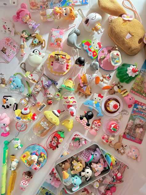 Birthday Gifts For Artistic Friend, Cute Trinkets Aesthetic, Sanrio Trinkets, Trinkets Aesthetic, Kawaii Trinkets, Trinket Collection, Heisei Retro, Cute Snacks, Hello Kitty Art