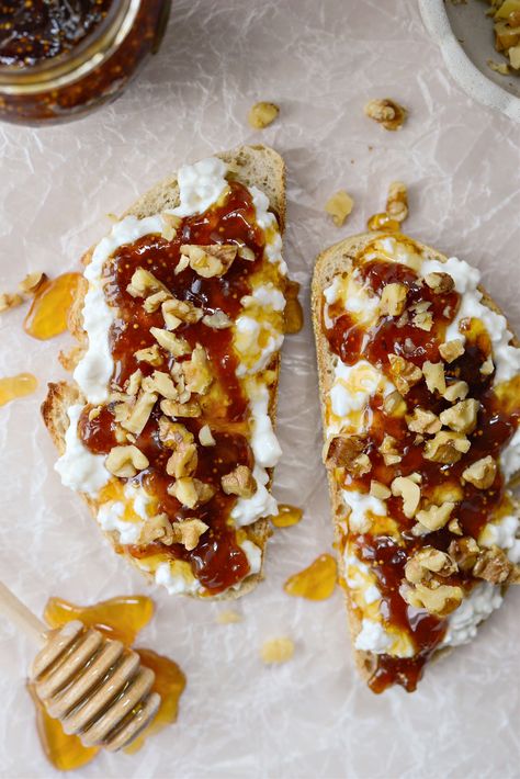 Toast And Cottage Cheese, Cottage Cheese And Jam, Cottage Cheese Appetizers, Sweet Toast Ideas, Cottage Cheese Toast Breakfast Ideas, Cottage Cheese Breakfast Ideas, Breakfast With Cottage Cheese, Beautiful Sandwiches, Cottage Cheese And Honey