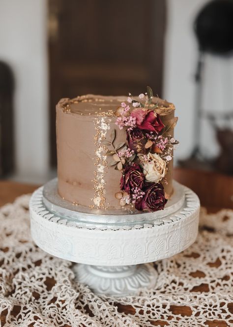 Dried Cake Flowers, Brown Cake With Flowers, Dry Cake Decoration Ideas, Tall Cakes Birthday, Rustic Theme Cake, Wedding Cake Brown, Decorated Chocolate Cake, Seventies Wedding, Tall Cake