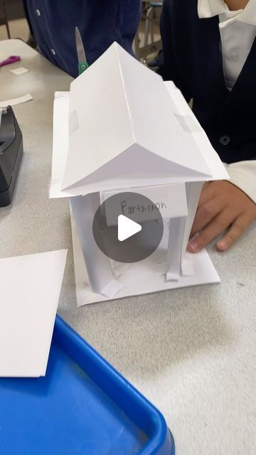 Tracy Boberg Nichols on Instagram: "Had my 2nd graders make these paper  sculptures of the Greek Parthenon today. I gave them some white copy paper cut in half (for the roof and base) and some paper cut in quarters (for the columns). This ties in with their classroom study of Ancient Greece. And it’s just fun to make cool sculptures out of a few pieces of paper. . .  . #2ndgradeart #kidsart #kidsartclass #kidsactivityideas #kidscraftideas #artprojectsforkids #artprojects #artlessonsforkids #artlessons #homeschoolart #artteachersofinstagram #kidsartclass #artcurriculum #homeschoolart #homeschoolartclass #elementaryart #artteachersofinstagram #2ndgradeart #elementaryartteacher #primaryart #primaryartteacher #primaryartclass #artteachersofig #artteacher #artteacher #artteachers  #tracynichols Ancient Greece Art Projects, Ancient Rome Kids Projects, Greek Myths For Kids, Ancient Greece Display, Ancient Greece Crafts, Ancient Greek Buildings, Cool Sculptures, Ancient Greece Projects, Italian Crafts