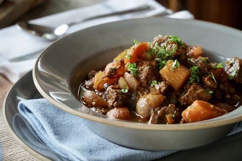 Beef Stew Food Network, Wine Beef Stew, Classic Beef Stew Recipe, Red Wine Beef Stew, Red Wine Beef, Slow Cooker Recipes Beef Stew, Red Wine Recipe, Classic Beef Stew, Slow Cooker Beef Stew