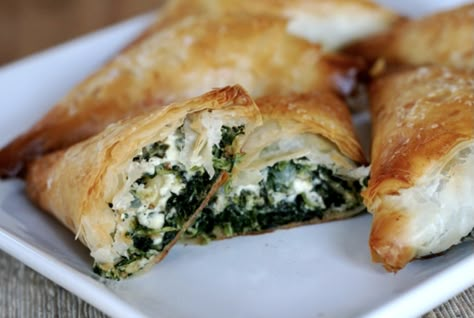 Les Spanakópita sont des petits chaussons feuilletés aux épinards et à la féta. Cette spécialité grecque est délicieuse. Découvrez leur recette et régalez-vous. Spinach Goat Cheese Puff Pastry, Greek Meals, Spinach Puffs, Spinach Puff, Puff Pastry Filling, Ina Garten Recipes, Spinach Pie, Spinach Feta, Top Chicken Recipes