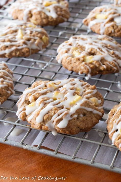 Apple Cinnamon Cookies with Maple Glaze Apple Cinnamon Cookies, Chicken Comfort Food, Winter Comfort Food Recipes, Easy Thanksgiving Dessert, Apple Cookies Recipes, Feta Dressing, Easy Thanksgiving Dessert Recipes, Favorite Chicken Recipes, Cast Iron Chicken