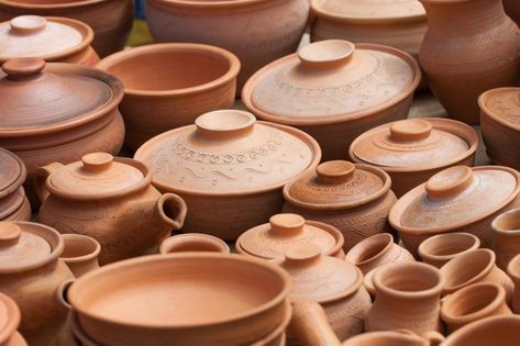 Many earthen pots kept for drying in the... | Premium Photo #Freepik #photo #nature #earth #art #shapes Earthen Pots, Clay Vessels, Elegant Plates, Advanced Ceramics, Ceramic Jug, Clay Vase, Ceramic Pots, Italian Ceramics, Ceramic Sink