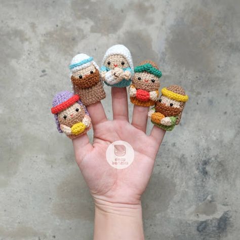 Crochet Puppets, Crochet Nativity, Finger Puppet Patterns, Christmas Manger, Crochet Toys Free Patterns, Puppet Patterns, Pretty Crochet, Crochet Stitches Guide, Nativity Christmas