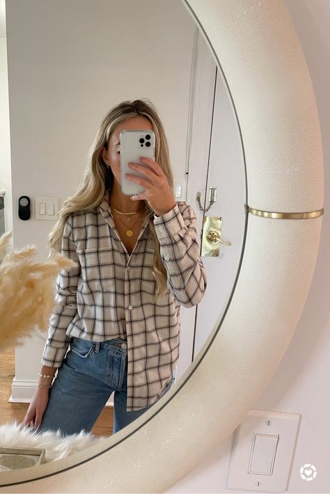 Modern Flannel Outfits, Tucked Flannel Outfits, Women’s Flannel Outfits, Fall Button Down Shirt Outfit, Plaid Button Down Outfit, Button Up Shirt Outfit Fall, Styling Flannels, Plaid Button Up Shirt Outfit, Causal Aesthetic