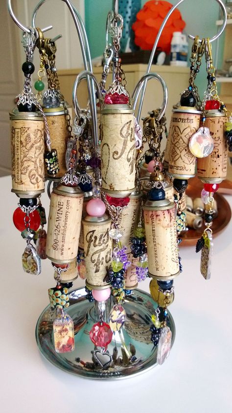 Bottle Cork Crafts, Wine Cork Jewelry, Wine Bottle Cork, Wine Cork Projects, Wine Cork Ornaments, Cork Crafts Diy, Wine Cork Diy, Wine Cork Art, Cork Jewelry