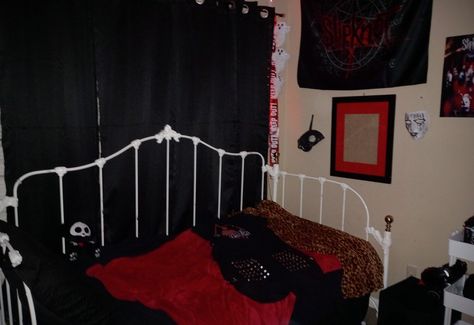 I love slipknot !! Mall Goth Bedroom, Mall Goth Room, Mallgoth Aesthetic, 90s Mall Goth, 90s Mall, Dream Room Decor, Home Bedroom Ideas, Goth Room, 2000s Goth