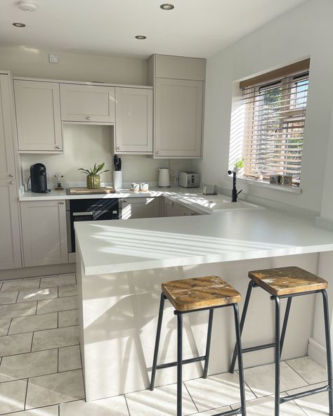 Howdens Pebble Kitchen, Kitchen Howdens, Pebble Kitchen, Neutral Kitchen, Kitchen Extension, Kitchen Interior, Instagram Photos, Photo And Video, Instagram Photo