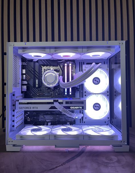 Lian li mini Build Specs: GPU: RTX 3060 Gigabyte Vision CPU: Ryzen 7 3800X CPU Cooler: Lian Li Galahad 240mm RAM: 2x8 GB 3600MHz Corsair Vengeance RGB White CASE: Lian Li O11 Dynamic Mini FANS: Deepcool FC120 white PSU: SF650W MOTHERBOARD: Tuf Gaming B550-Plus Best Pc Setup, Build A Pc, Gaming Pc Build, Custom Computer, Live Screen Wallpaper, Best Pc, Bedroom Setup, Gaming Pcs, Gaming Room Setup