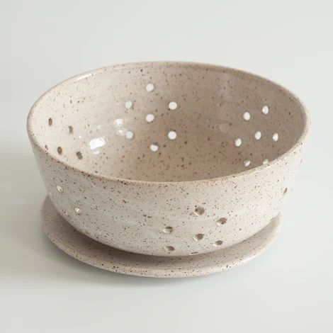 For a Scandinavian-Minimalist design style, focus on simple colors & contemporary Mid-Century details for your wedding gift registry. Ceramic Berry Bowl, Minimalist Design Style, Fruit And Veggies, Small Ceramic Bowl, Pottery Pots, Scandinavian Minimalist, Diy Ceramic, Hand Built Pottery, Small Plate