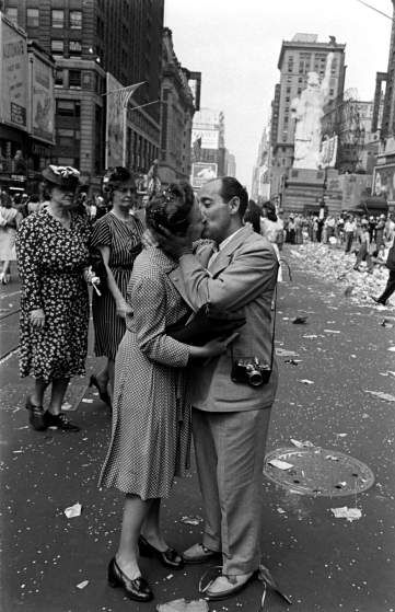 Go Behind the Lens of That Famous V-J Day Kiss in Times Square | TIME Marilyn Monroe And Jfk, Nurse Photos, Alfred Eisenstaedt, Famous Photos, 70th Anniversary, Life Pictures, Steve Mcqueen, Photo Story, Picture Collection