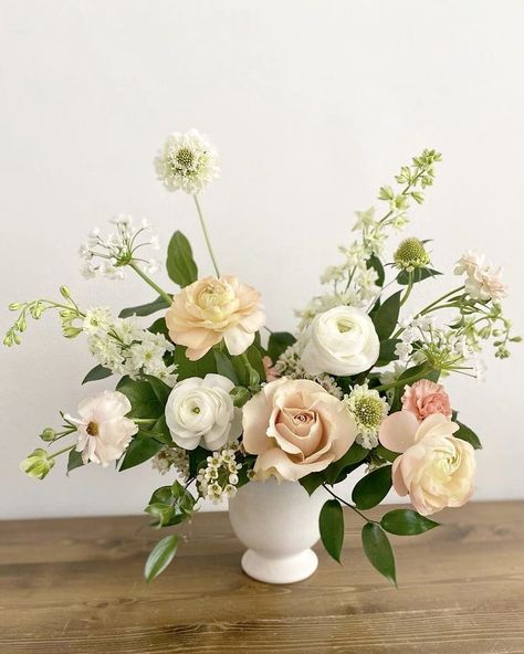 Wedding Flower Arrangements Table, Hydrangea Flower Arrangements, Xmas Vibes, Rose Flower Arrangements, Table Flower, Wedding Floral Centerpieces, Flower Arrangements Simple, July Wedding, Table Centrepiece