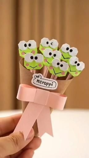 Diy Hello Kitty Crafts Paper, Keroppi Crafts, Hello Kitty Paper Bouquet, Sanrio Arts And Crafts, Hello Kitty Paper Craft, Sanrio Diy Crafts, Paper Crafts Sanrio, Diy Hello Kitty Crafts, Sanrio Origami