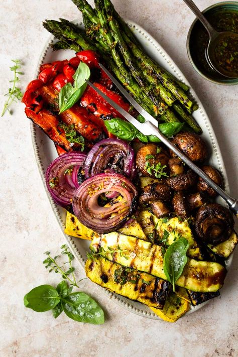 Grilled Vegetable Marinade, Marinated Grilled Vegetables, Balsamic Marinade, Oven Vegetables, Marinated Vegetables, Vegetable Platter, Pan Meals, Grilled Veggies, Raw Vegetables