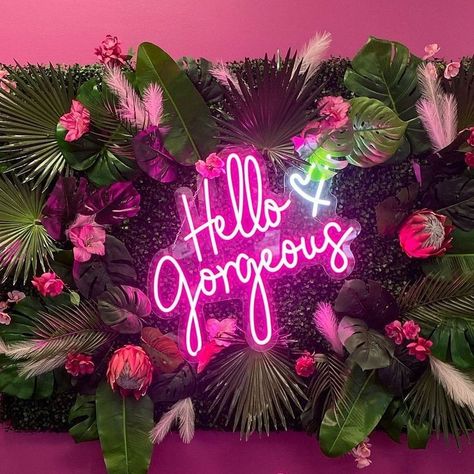 Hello Gorgeous Sign, Floral Wall With Neon Sign, Neon Sign Decor Ideas, Grass Wall With Neon Sign, Selfie Wall Ideas Photo Backdrops, Selfie Wall Ideas Salon, Selfie Room Ideas, Wall Christmas Decor, Pop Art Interior Design