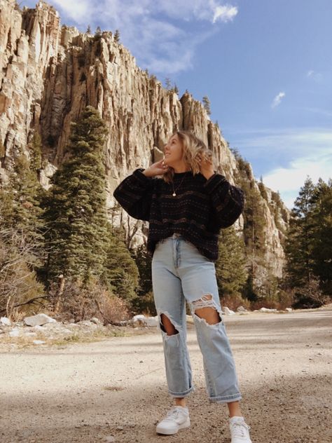 Fall Senior Pictures Outfits Jeans, Idaho Outfits, 70s Weather Outfits, Alaska Fits, Fall Outfits Granola, Alaska Outfits Winter, Montana Aesthetic Outfits, Utah Mom Aesthetic, Cute Modest Outfits With Jeans