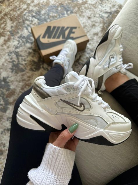 Cute White Tennis Shoes, Patike Nike, Tennis Nike, Snicker Shoes, Pretty Sneakers, Kusadasi, Trendy Shoes Sneakers, Fashion Shoes Heels, Pretty Shoes Sneakers