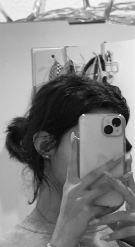 Side Profile Mirror Selfie, Black And White Side Profile, Black And White Mirror Selfie, Black And White Mirror, Professional Profile Pictures, Professional Profile, Iphone Black, White Mirror, Side Profile