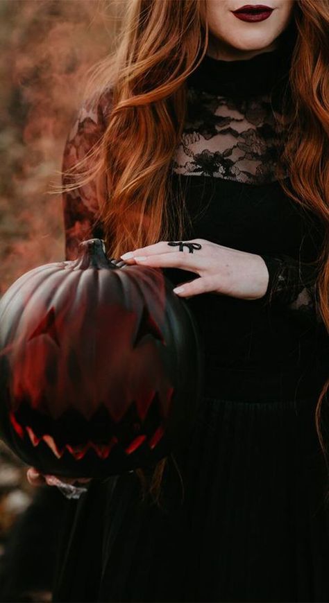 Esto outfits de Halloween son muy sencillos y económicos, considéralos para que no te pierdas el mero día. #Halloween #Outfitsdehalloween #otoño #temporadadefrio #disfrazes #modaybelleza #mujeresalrescate Rauch Fotografie, Witch Photos, Halloween Photography, Ginger Spice, Zucca Halloween, Halloween Photoshoot, Red Deer, Fall Photoshoot, Halloween Photos