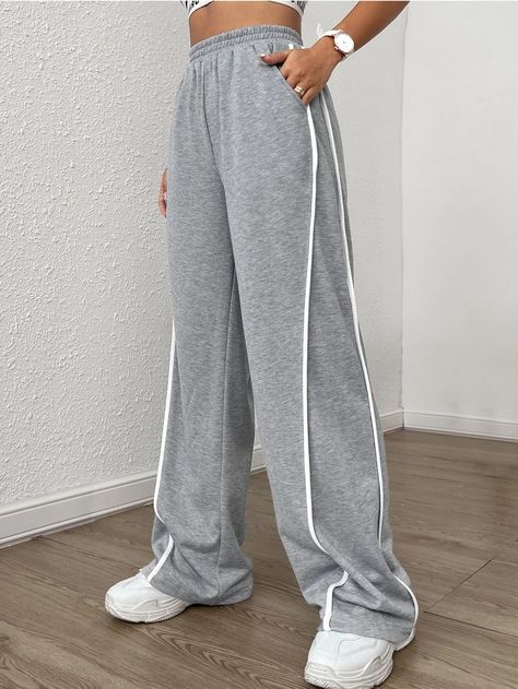 Women Sweatpants, Cargo Pants Outfit, Blouse Pattern Sewing, Sporty Outfits, Fall Outfits Women, Upcycle Clothes, Sport Pants, Sewing Clothes, Womens Sweatpants