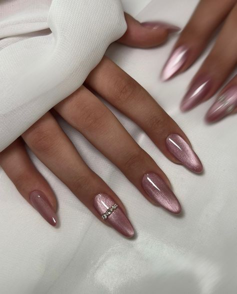 Nail Art Designs Nude Colour, Cateyes Nails Design Pink, Elegant Pink Nails Classy, Pink Cateye Nail Design, Nude Cateye Nail, Pink Cateye Nail, Nail Art Cateye, Cateyes Nails Design, Glittery Nails