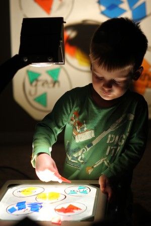 Overhead Projector Learning for little ones! Teachers Teaching In Classroom, Projector Ideas, Shadow Activities, Table Activities, Overhead Projector, Halloween Sensory, Light Boxes, Light Panels, Light Projector