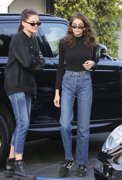 81ca0262c82e712e50c580c032d99b60desc50883444ri Soccer Sneakers, Kaia Gerber Style, Pacific Palisades, Kaia Gerber, Cindy Crawford, Streetwear Fashion Women, Star Style, Celebrity Street Style, Kendall And Kylie