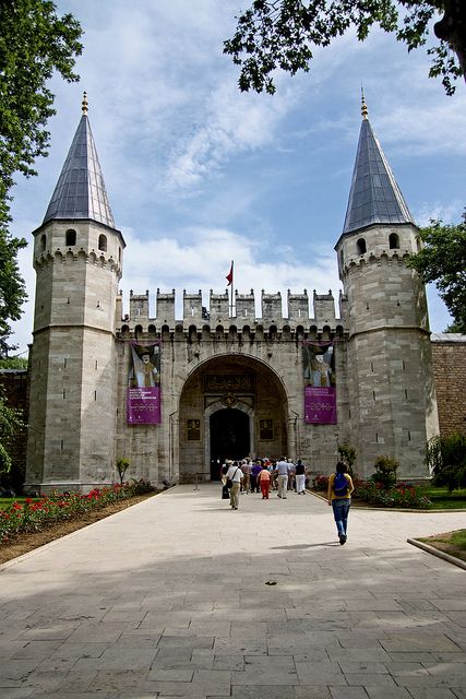 Topkapi Palace entry, Istanbul, Turkey Topkapi Palace Museum, Palace Entrance, Topkapi Palace Istanbul, Entrance Outdoor, Turkish Architecture, Topkapi Palace, Empire Ottoman, Visit Turkey, Istanbul City