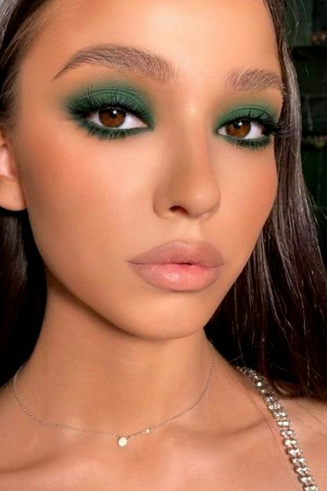 Makeup Verde, Stunning Makeup Looks, Maquillage On Fleek, Rave Makeup, Eye Makeup Pictures, Green Makeup, Eyeliner Makeup, Evening Makeup, Stunning Makeup