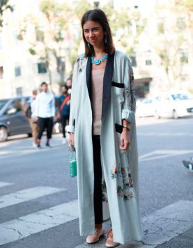 Long Kimono Outfit, Kimono Street Style, Coat Styling, Daily Street Style, Kimono Outfits, Kimono Outfit, Mode Kimono, Kimono Coat, Mode Abaya