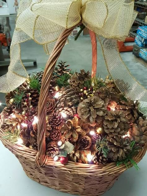 Christmas Basket Display, Christmas Basket Decor Ideas, Grapevine Projects, Christmas Basket Decor, Basket Christmas Decor, Shabe Yalda, Woodland Food, Basket Decor Ideas, Xmas Flowers