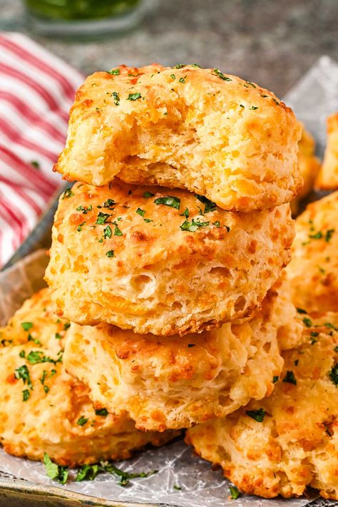 Cheddar Bay Biscuits (Red Lobster Copycat)! Bring a restaurant favorite home with this spot-on recipe for Red Lobster's cheddar bay biscuits, baked soft and fluffy and topped with melted garlic butter. | HomemadeHooplah.com Biscuits Red Lobster, Red Lobster Copycat, Copycat Red Lobster, Homemade Cheese Crackers, Red Lobster Cheddar Bay Biscuits, Bread Dough Recipe, Yummy Biscuits, Lemon Blueberry Bread, Cheddar Bay Biscuits