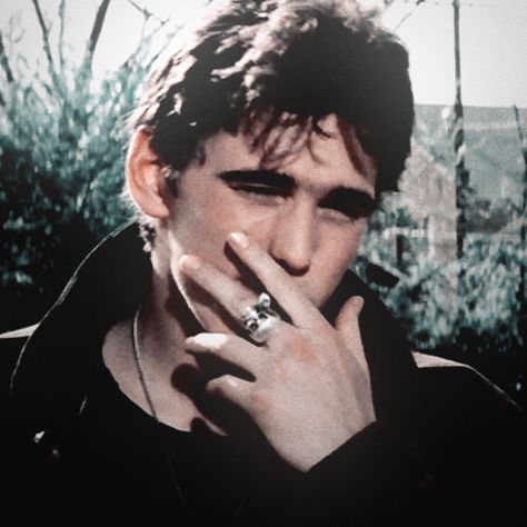 Winston Red, Young Matt Dillon, The Outsiders Cast, Outsiders Movie, 80s Actors, The Outsiders Greasers, Dallas Winston, The Outsiders 1983, 80s Men